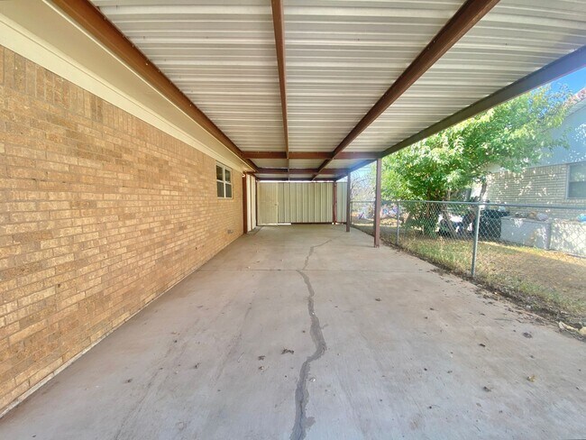 Building Photo - 605 5th St