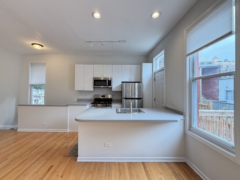 Building Photo - 1129 N Winchester Ave