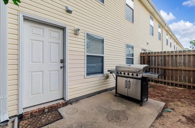 Building Photo - 17 Shell Ave SE