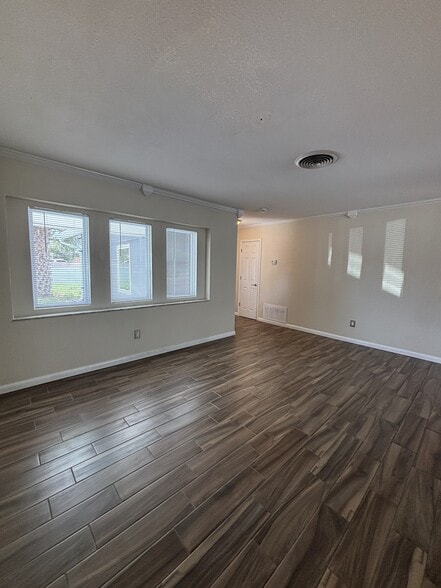 Building Photo - 4 Bed/2 Bath