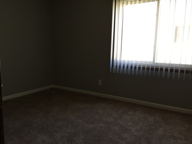 Building Photo - Cobblestone Circle Apartment 2 Bedroom, 1 Bath Secure Building