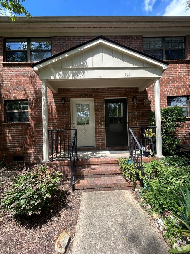 Building Photo - Townhome in the heart of Carrboro! First M...