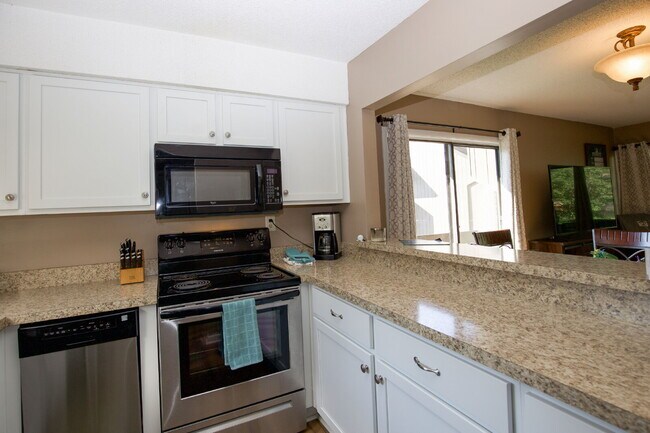 Building Photo - FULLY FURNISHED 2-Bed, 2-Bath Condo in Pin...