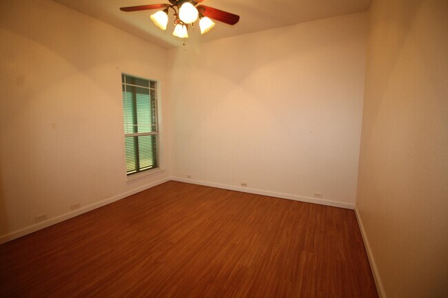 Building Photo - 9945 Rail Cir