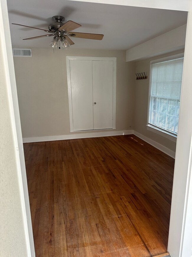 Building Photo - Large 5 Bedroom House in North Campus!