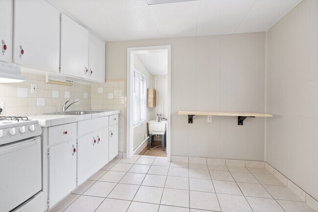 Building Photo - 23230 Columbus Ave