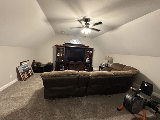 Building Photo - 4 Bedroom 3 Bathroom Home with Bonus Room!