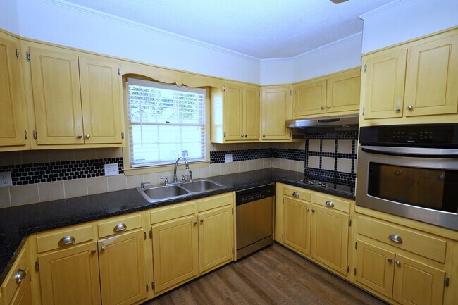 Building Photo - 2217 Riverside Dr