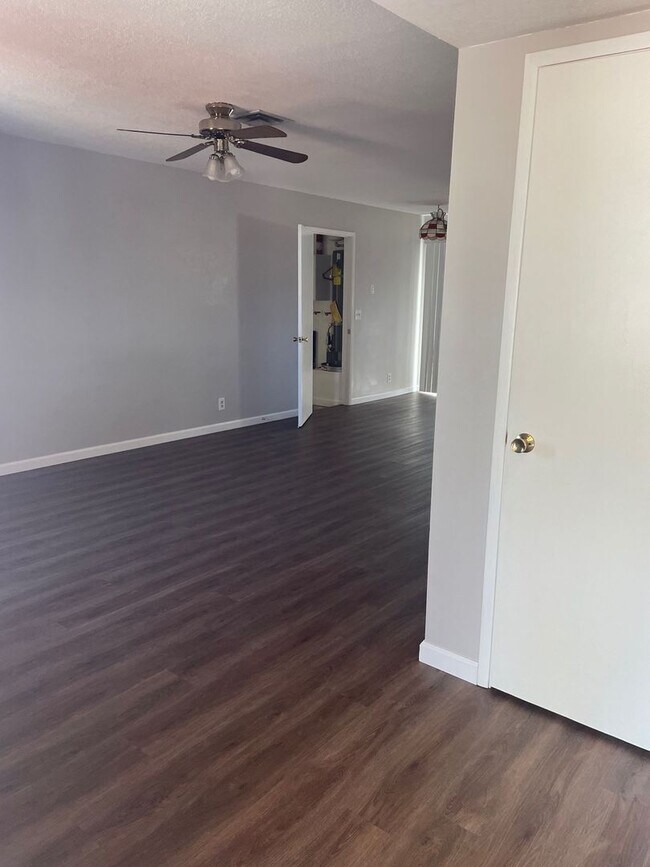 Building Photo - ROSEVILLE HOME FOR  RENT – Spacious 3 Bedroom Home on Large Corner Lot