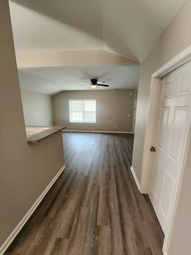 Building Photo - Renovated 2 bedroom 1 bath duplex unit with updated floors, bath, and kitchen!!