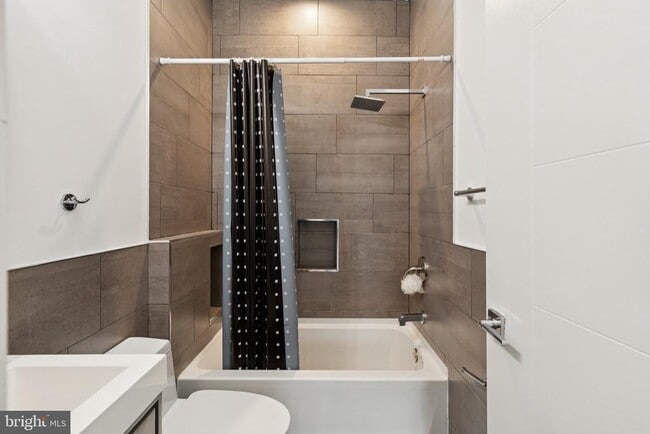 Building Photo - 2028 E Fletcher St