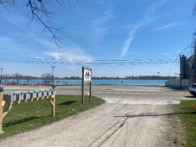 Building Photo - 9762 N River Rd