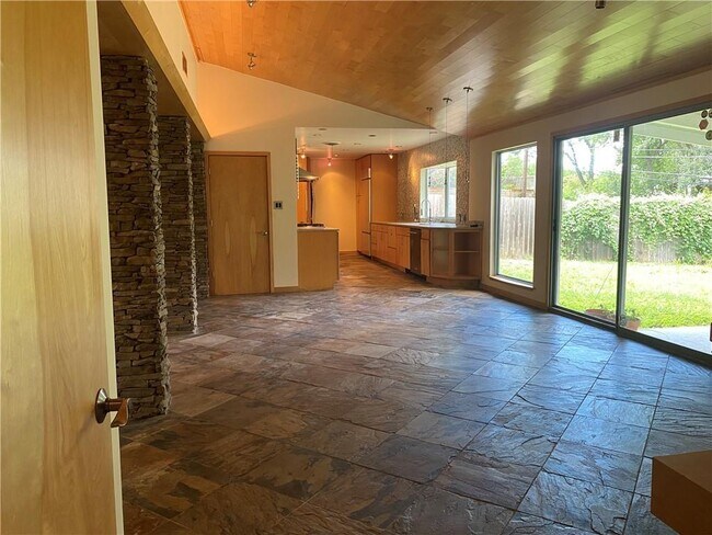 Building Photo - 2500 Barhill Dr