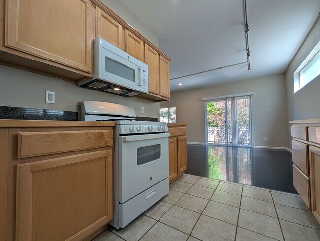 Building Photo - Beautiful 3-Bedroom, 2.5-Bath Home In River Road Area of Eugene!