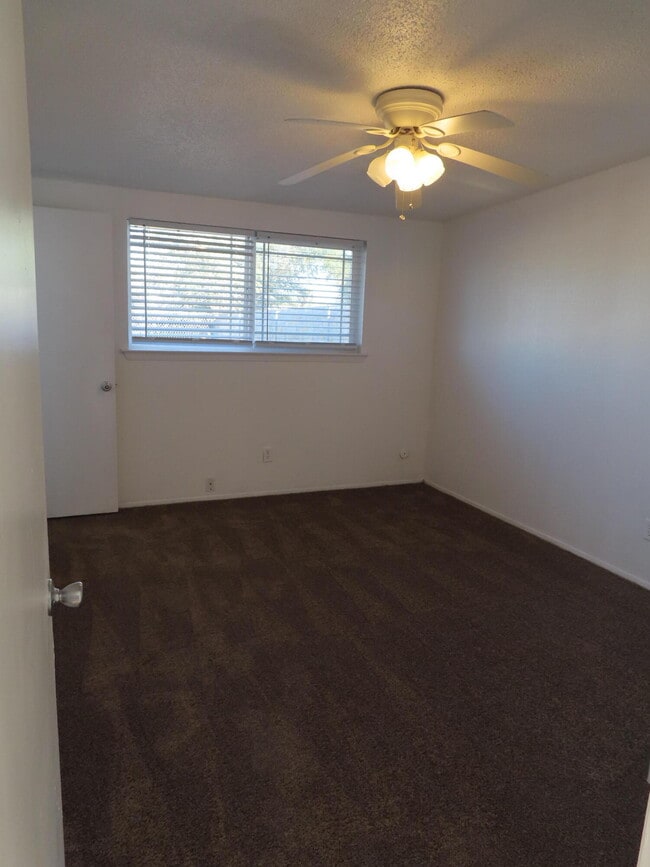 Building Photo - 10052 Kenworthy St