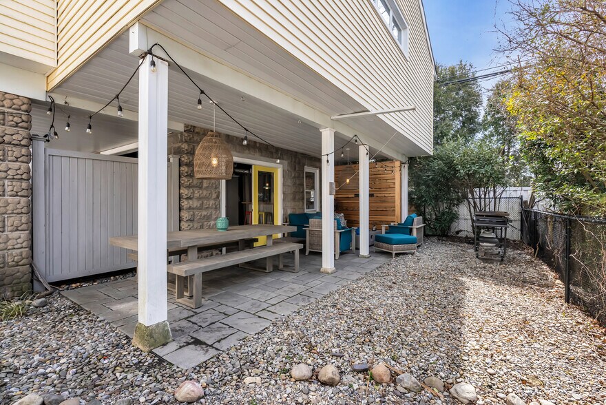 Building Photo - 308 Hume St