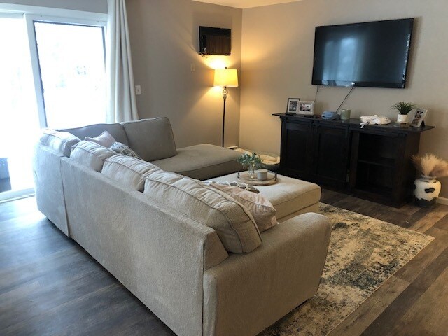 Great Room - 642 Dundee Ln