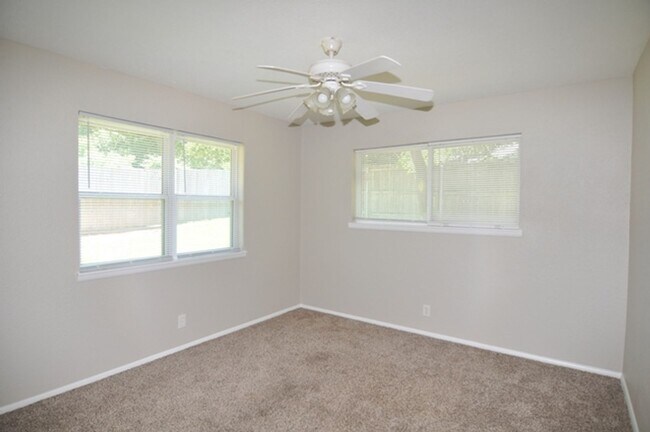 Building Photo - 1117 Trailwood Dr