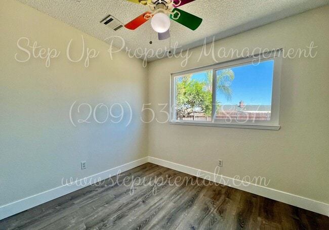 Building Photo - Beautifully Updated 4-Bedroom Home on Half...