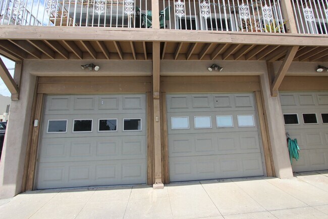 Building Photo - Gorgeous 2 bedroom 1 bathroom downstairs apartment available May 1, 2026