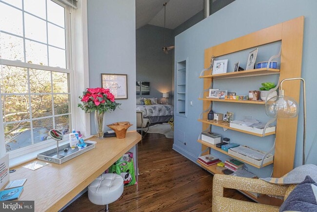 Building Photo - 1596 N Colonial Terrace