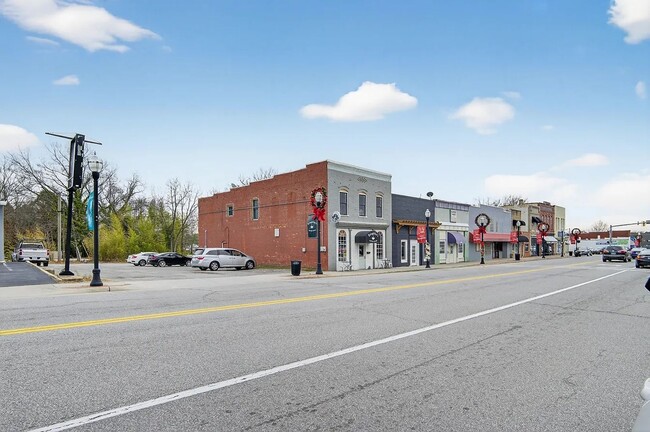 Building Photo - 124 N Mecklenburg Ave