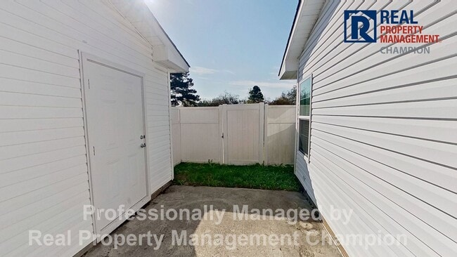 Building Photo - Immaculate 2 BD/2 BA Townhome with Open Floorplan and Split Bedrooms