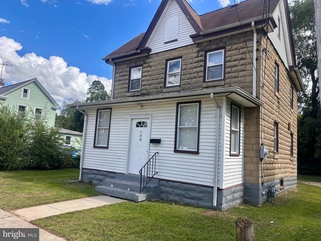 Primary Photo - 108 W Buck St