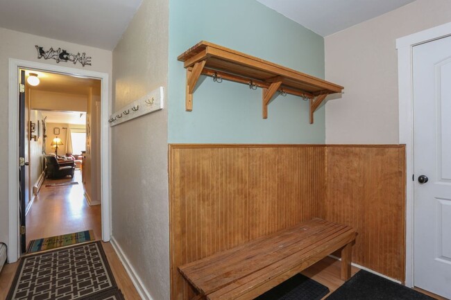 Building Photo - Walk to Main St and Gondola! Furnished! In...