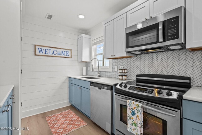 Building Photo - 2660 Island Dr