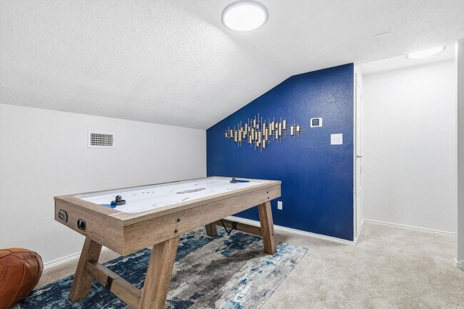 Building Photo - 2 St Charles Pl