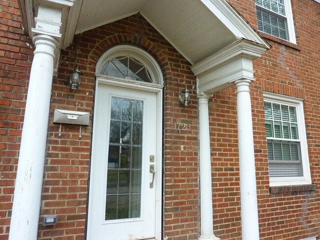 Building Photo - 1723 Laurel Ave