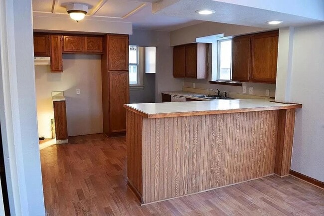 Building Photo - 910 Avenue B