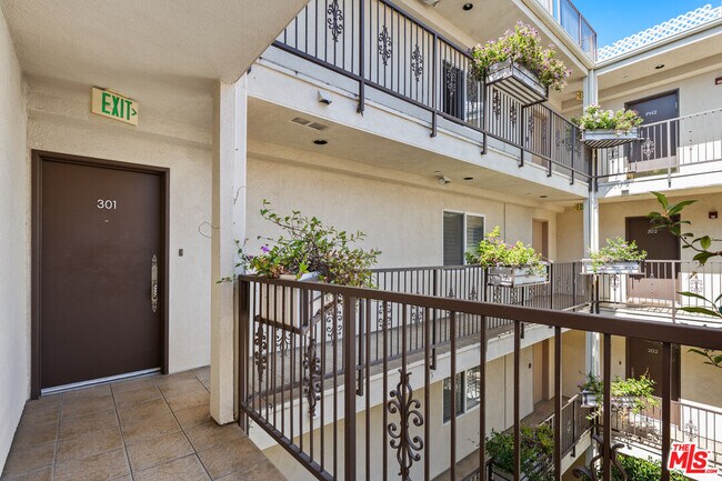 Building Photo - 1246 Armacost Ave
