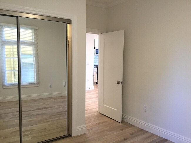 Building Photo - 633 Alma Ave