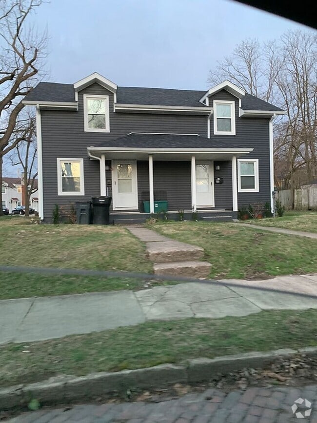 Building Photo - Renovated 2 bdr/1 bath duplex across from ...