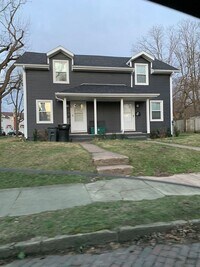 Building Photo - Renovated 2 bdr/1 bath duplex across from ...