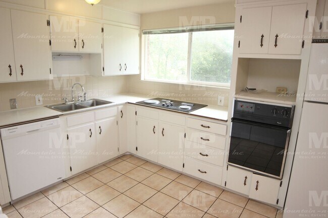 Building Photo - 323 W Mulberry St