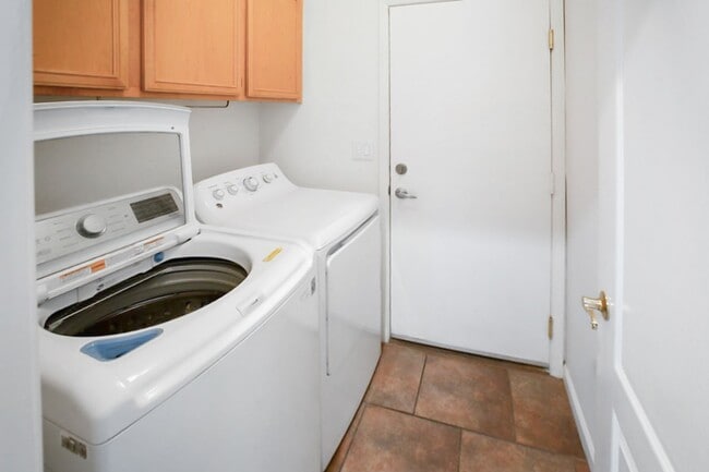 Building Photo - Beautiful One Story 2 Bedroom Townhome With 2 Car Attached Garage