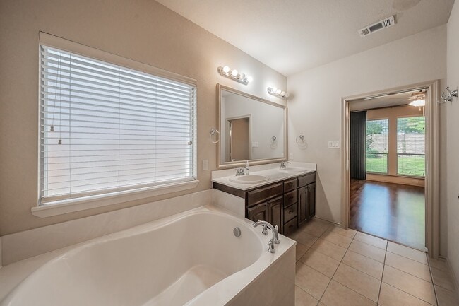 Building Photo - 12713 Diamond Peak Dr