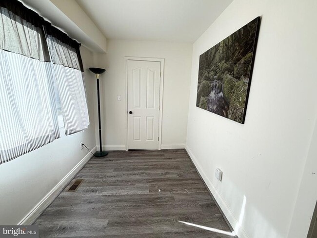 Building Photo - 305 Central Ave