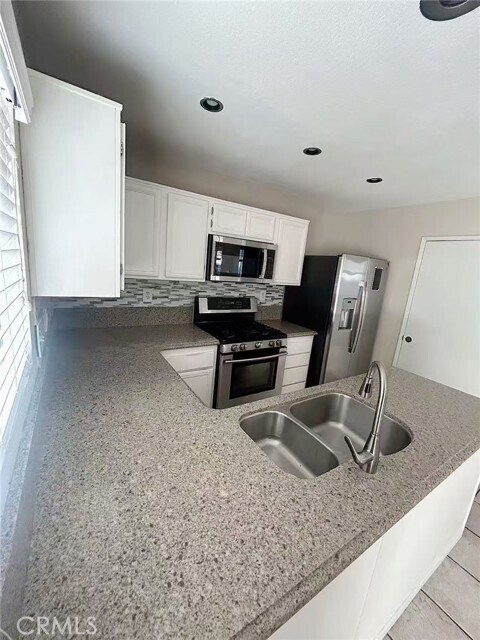 Building Photo - 15865 Flamingo Dr