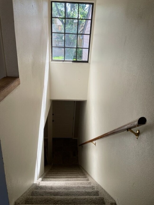 Building Photo - SUNDOWNER 2BD TOWNHOME w/ 1 CAR GARAGE