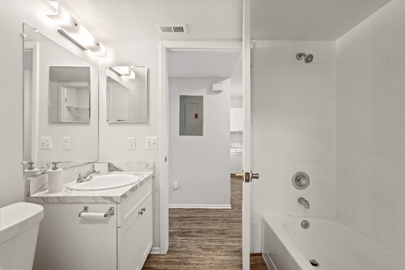 Building Photo - 2560 W Bird St