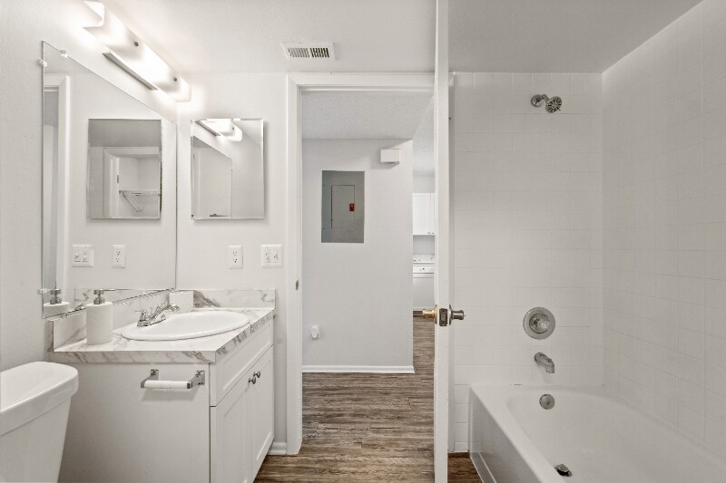 Building Photo - 2550 W Bird St