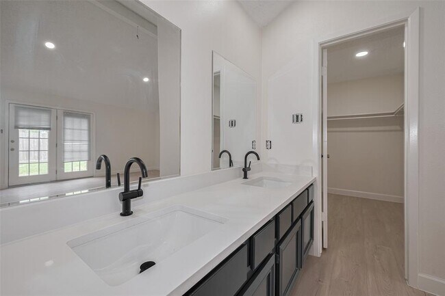 Building Photo - 15934 Barbarossa Dr