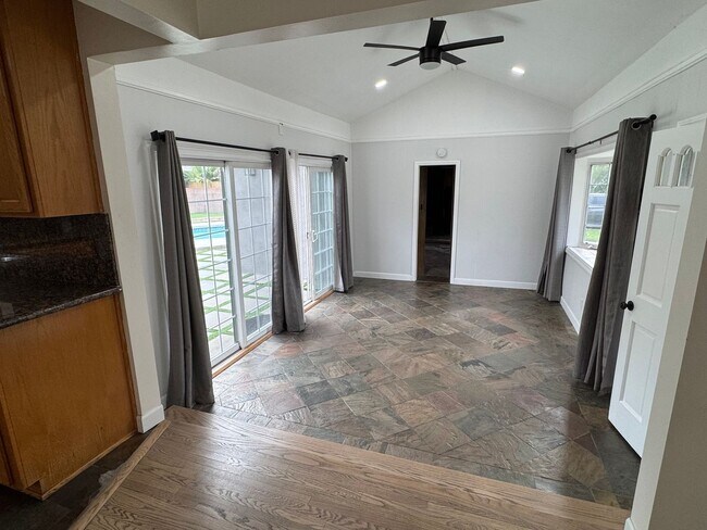 Building Photo - Beautiful 3 bedroom 2 bath Pool Home...  this one is a SHOW STOPPER