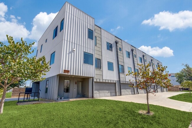 Building Photo - Beautiful Modern Three-Story Townhome minutes from Lower Greenville!