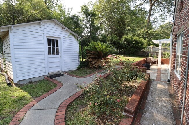 Building Photo - Charming 3 Bedroom, 2 Bath Brick Bungalow ...