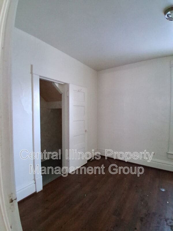 Building Photo - 403 1/2 E. Monroe